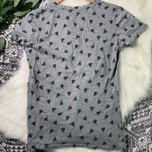 Converse V-neck high tops sneakers t-shirt - Picture 8 of 8